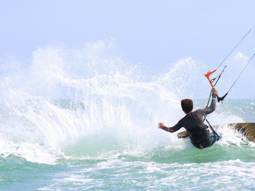 Kitesurfeur en action dans les vagues